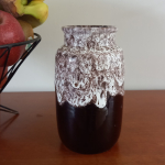 Vintage Vaasje W. Germany in aubergine en wit